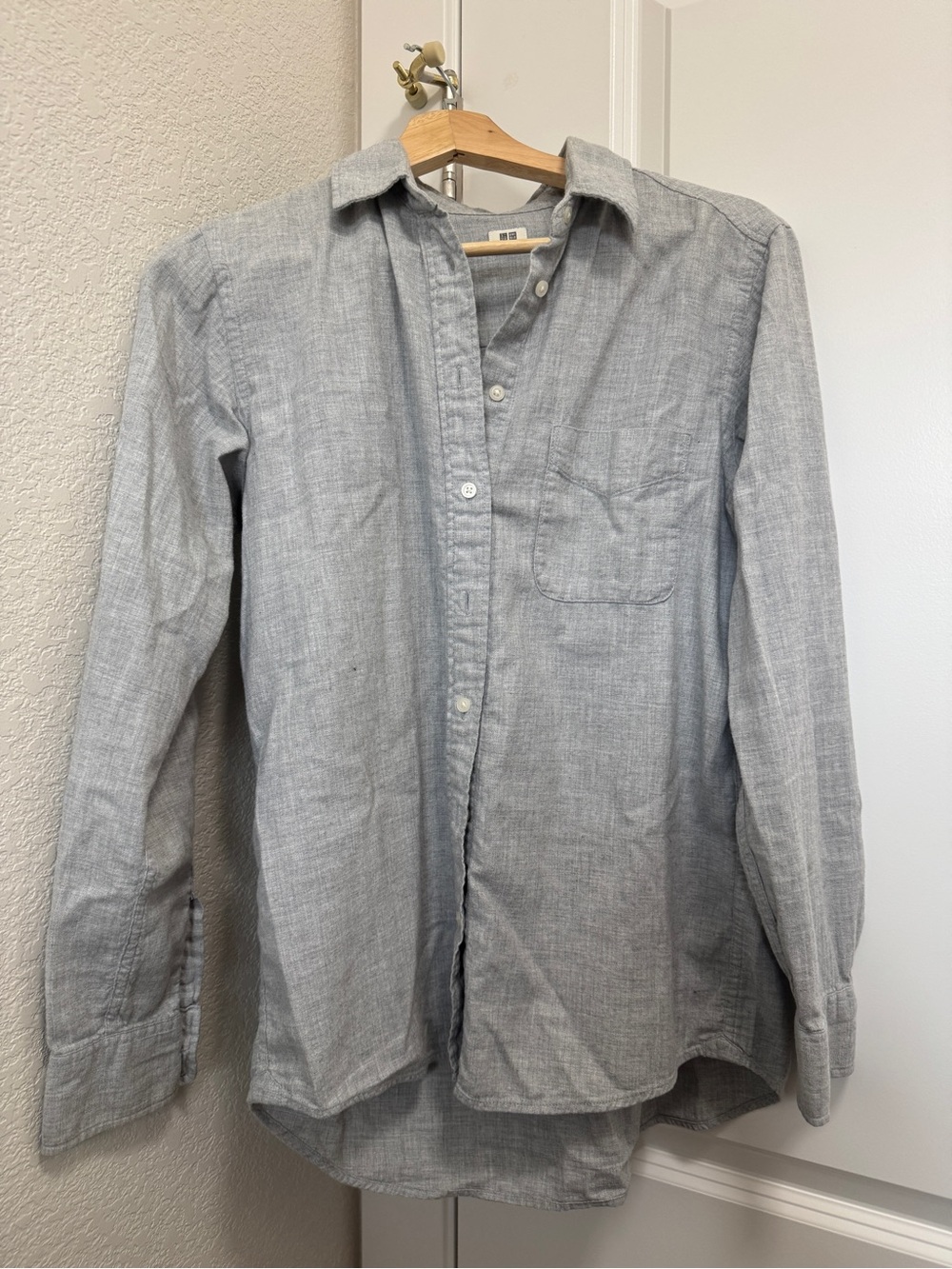 Uniqlo Light Gray Casual Long-Sleeve Button-Down Shirt